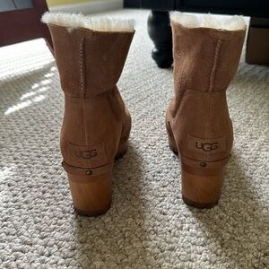 UGG THEBES CHESTNUT SUEDE CLOGS